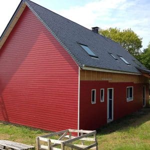 Maison en bois de couleur rouge