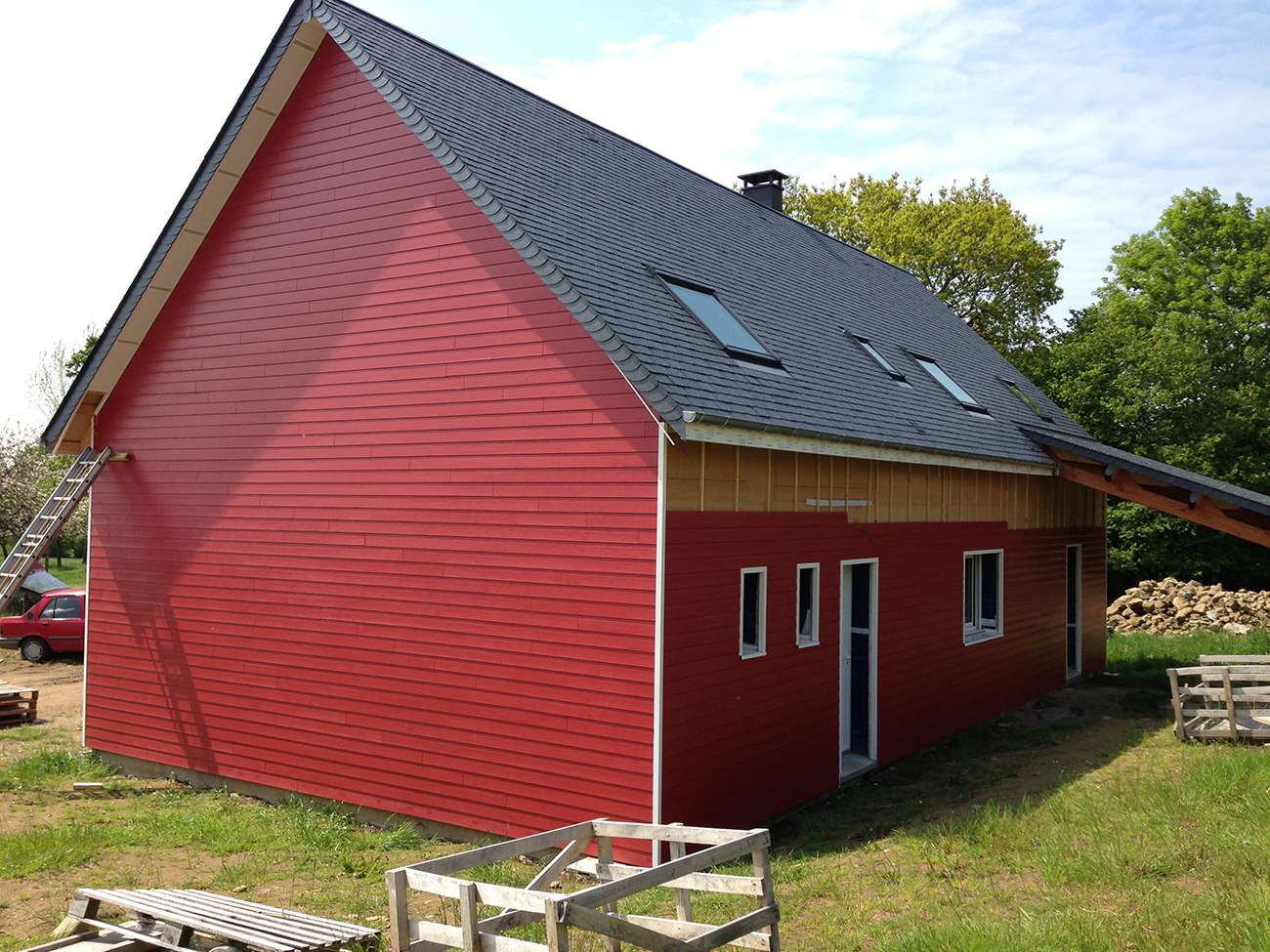Maison en bois de couleur rouge  www.cordhommebois.com